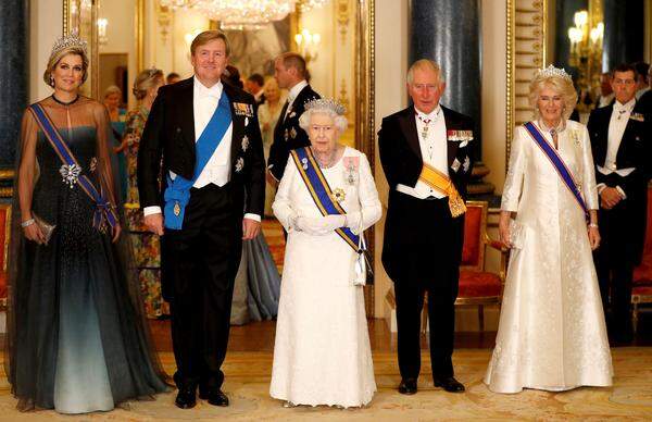 Der niederländische König Willem-Alexander und seine Frau Königin Máxima (hier im Bild neben Großbitanniens Königin Elizabeth II., ihrem Sohn Prinz Charles und dessen Frau Herzogin Camilla) sind in London zu Gast. Ein außergewöhnlicher Staatsbesuch, immerhin liegt der letzte 35 Jahre zurück.