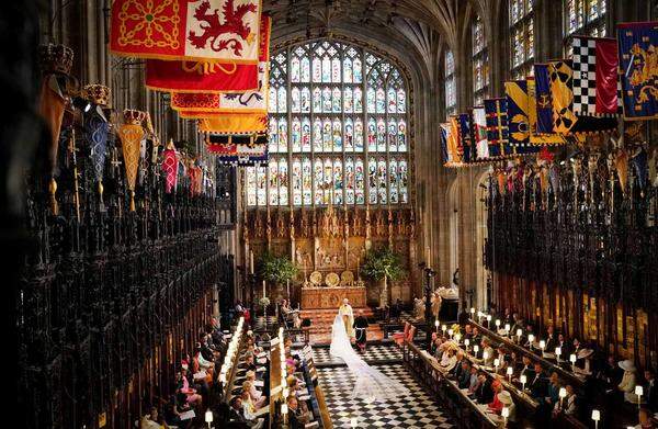 Zum Altar geführt wurde die Braut von ihrem Schwiegervater Prinz Charles. Ihr eigentlich dafür vorgesehener Vater hatte seine Teilnahme eben nur wenige Tage vor der Hochzeit abgesagt.