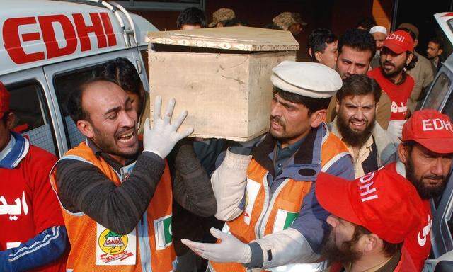 Über 100 Menschen sterben durch die Schüsse der islamistischenm Extremisten in Peshawar.