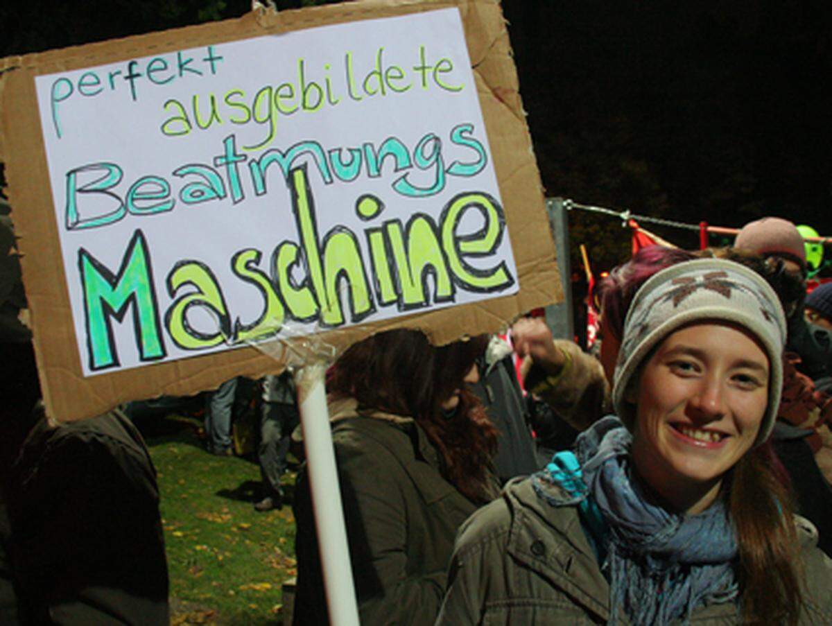 Die angehende Medizinstudentin Anna-Amalia demonstrierte "gegen stures Dahinlernen". "Wir sollen auch Hintergrundwissen bekommen, und lernen, wie man mit Patienten umgeht, nicht einfach zur Maschine getrimmt werden."