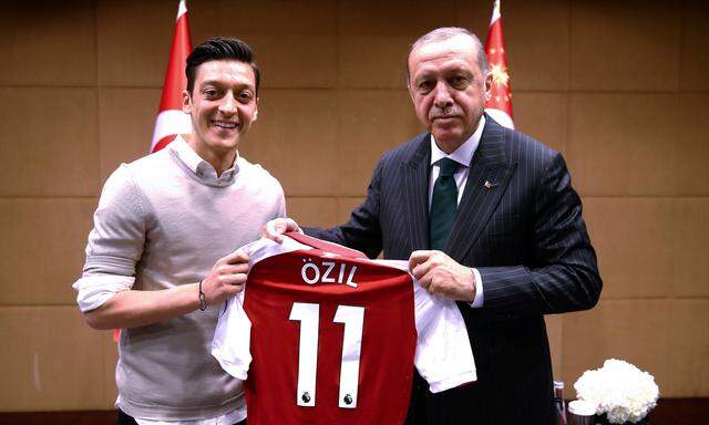 Mesut Özil hat sein Schweigen zu den umstrittenen Fotos mit dem türkischen Präsidenten Recep Tayyip Erdoğan gebrochen.