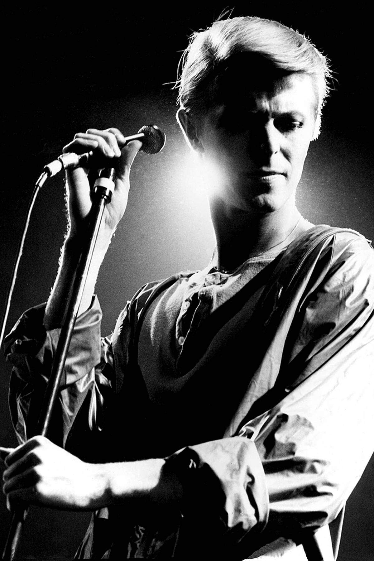 8. Jänner 1947 in London - 10. Jänner 2016 in New York Der "Thin White Duke" verstarb nach einem 18-monatigen Kampf gegen den Krebs im Kreise seiner Familie. Die Nachricht löste eine Schockwelle nicht nur in der Musikwelt aus, Bowie war einer der prägendsten Künstler seiner Generation. Kurz vor seinem Tod brachte er noch das Album "Blackstar" heraus - es erschien an seinem 69. Geburtstag. &gt;&gt; 21 Meisterwerke einer Pop-Ikone