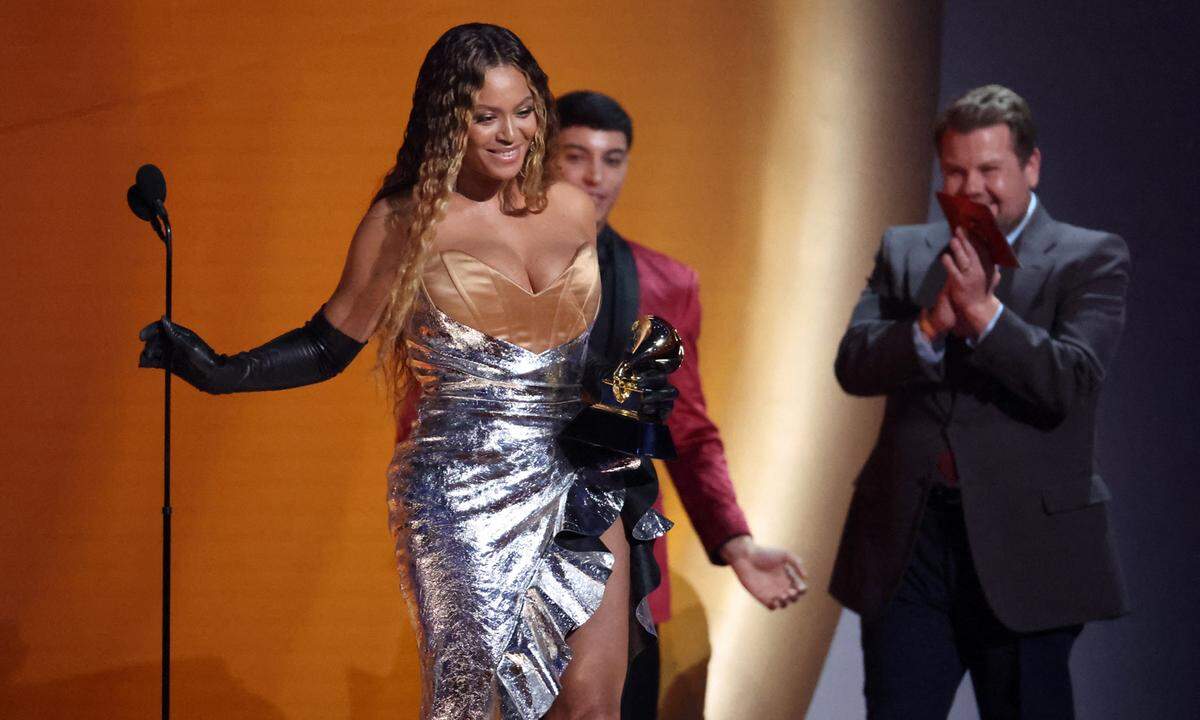 Beginnen muss man diese Kleiderschau natürlich mit der Königin der Nacht. Die 41-jährige US-Sängerin Beyoncé hat den Rekord für die meisten Grammy-Trophäen aller Zeiten in einer Robe von Gucci eingestellt. Optisch war ihr Kokurrenz zumindest dicht an den Fersen. &gt;&gt; Beyoncé mit 32 Preisen erfolgreichster Grammy-Star jemals