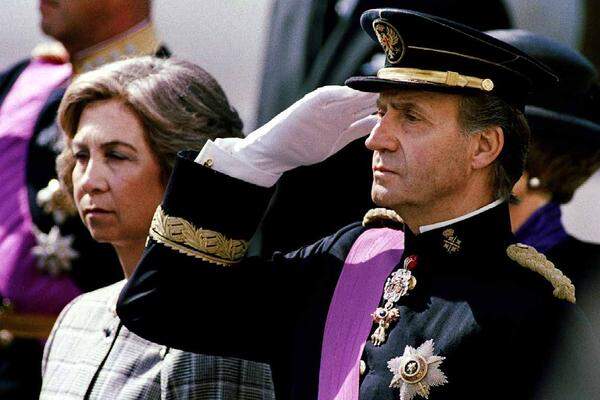 Der Monarch überraschte alle Skeptiker damit, dass er die Diktatur nicht fortführte, sondern auf Machtbefugnisse verzichtete und den Anstoß zu demokratischen Reformen gab.