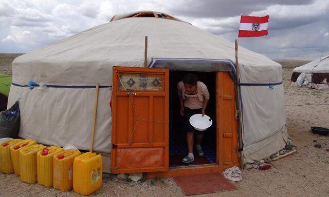 Im Tal der Seen in der Mongolei arbeiten Einheimische und Österreicher zusammen in Jurten.