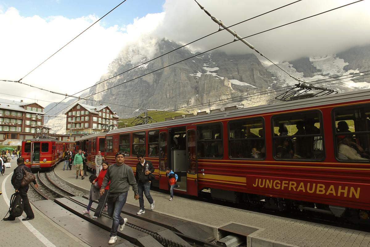 Rund 750.000 Besucher werden von den Elektrotriebwagen jährlich nach oben gebracht. Zwei Drittel kommen aus Asien.