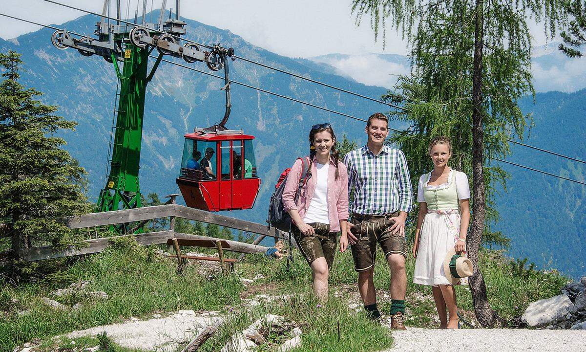 Von Hintersee in der Fuschlseeregion nach Strobl am Wolfgangsee geht es in zwei Etappen (gesamt: 30km, rund 12 Std. reine Gehzeit). Eine praktische Beschreibung des Weitwanderweges samt Einkehrmöglichkeiten und Tourenkarte bietet der Kompass-Wanderführer "Salzkammergut BergeSeen Trail".