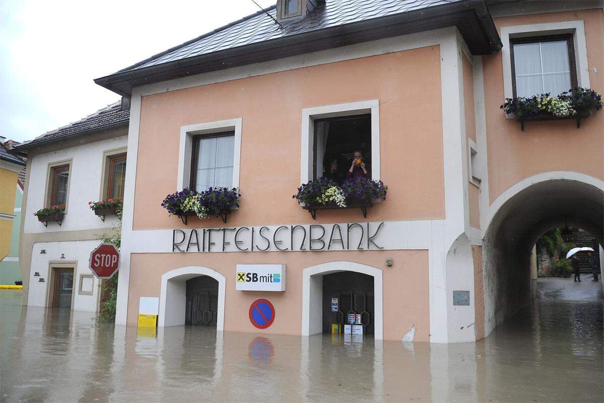 Bargeldbehebung ist bei der Raiffeisenbank in Emmersdorf im Moment nicht möglich, der im Erdgeschoß befindliche Bankomat wurde in Sicherheit gebracht.