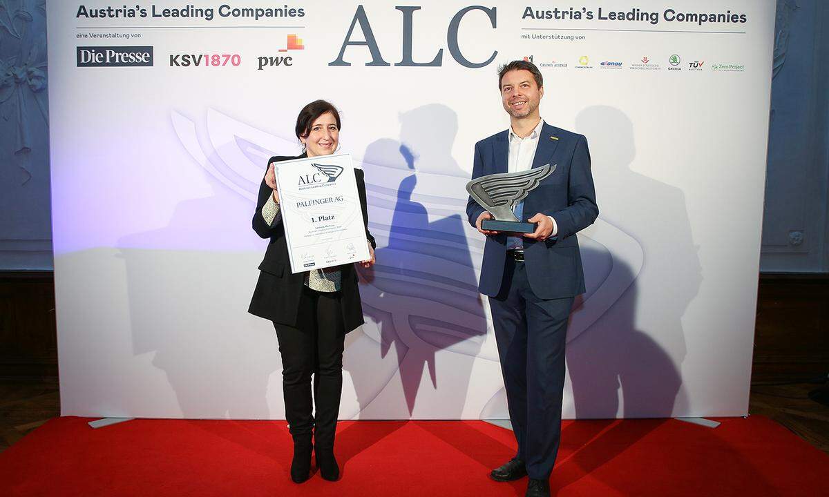 Auszeichnung 1. Platz, Kategorie International für die Palfinger AG: KSV1870-Standortleiterin Aliki Bellou übergibt den ALC-Siegerpreis an Palfinger-CFO Felix Strohbichler. Zu allen Gewinner:innen >>>