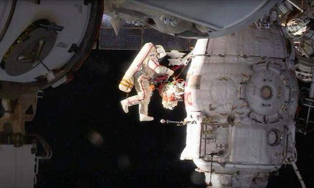 Der Einsatz außerhalb der ISS dauerte nahezu acht Stunden