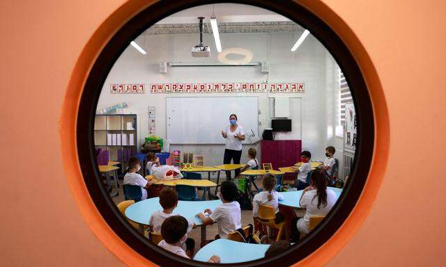 In Israel hat die Schule gerade wieder begonnen. Auch hier gibt es ein Ampelsystem. In rot und orange gefärbten Städten gibt es teilweise bereits Fernunterricht.  