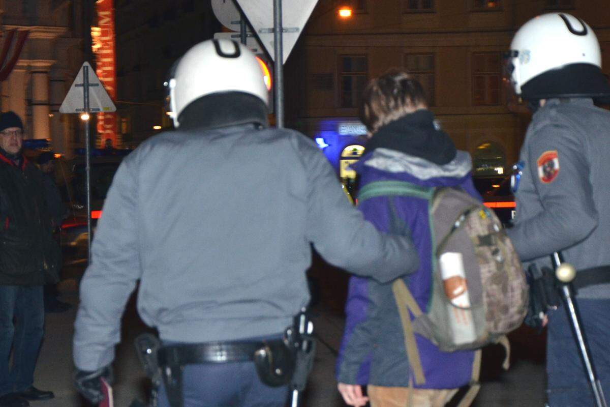 Vor der Albertina lichtet sich die Menge mehr und mehr. Der Polizeihubschrauber übertönt regelrecht Parolen wie: „Lieber ein Abszess am After, als ein deutscher Burschenschafter.“Bild und Text: Hellin Sapinski