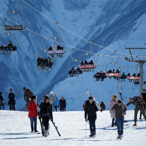 Dieser Vierersessellift in Georgiens Skigebiet Gudauri wird zur Bestandsprobe für das Krisenteam von Doppelmayr.