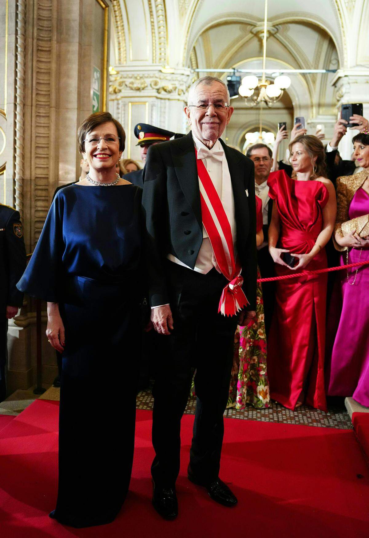 Doris Schmidauer entschied sich für ein schlichtes blaues Kleid, Bundespräsident Alexander Van der Bellen kam natürlich im Frack mit Schärpe.