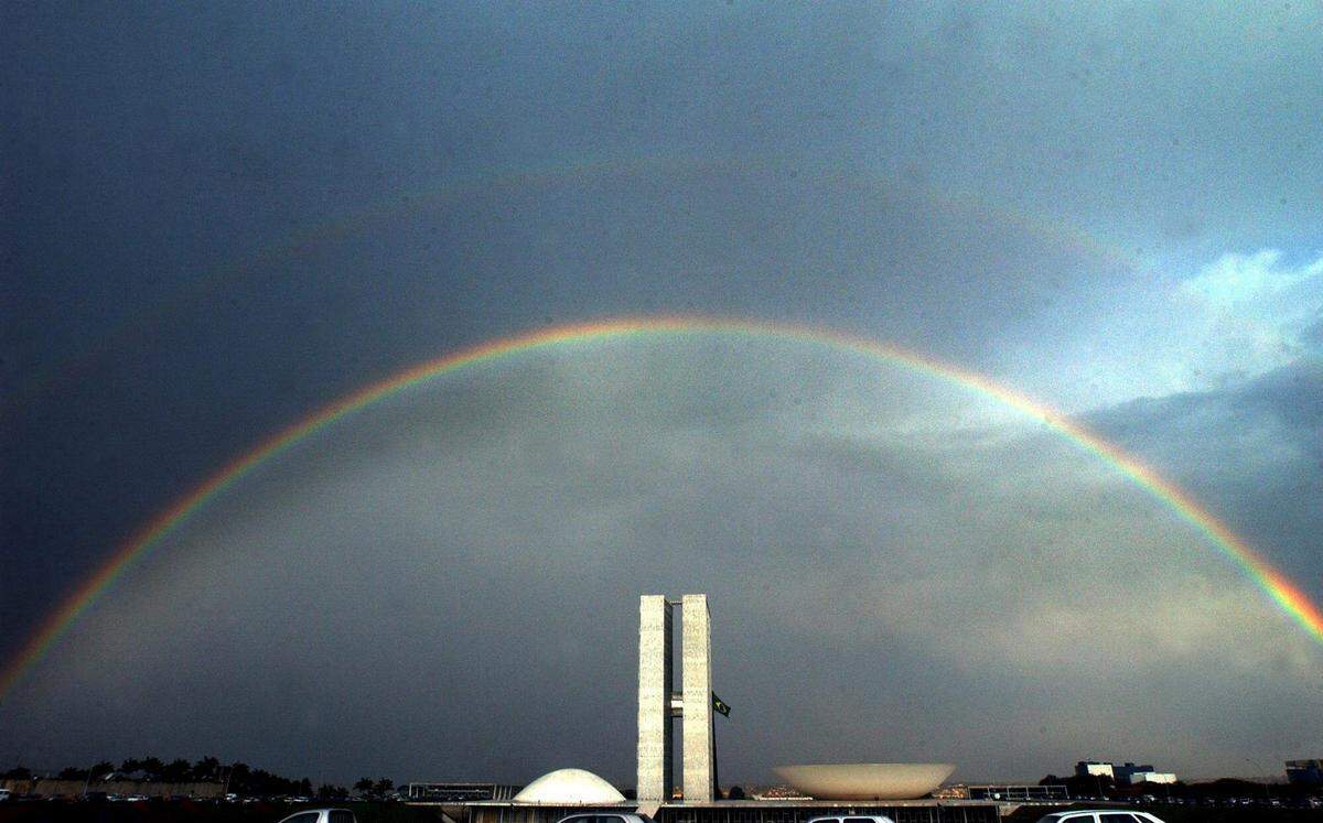 Brasilia wurde am 21. April 1960 neue Hauptstadt Brasiliens. Sehr zum Ärger der Regierungsbeamten, die die Metropole Rio nur widerwillig gegen den neuen Arbeitsplatz in der Sertao, der Hochlandsavanne von Goiás im Landesinneren, eintauschten.