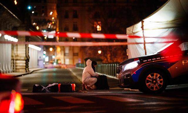  Ein islamistischer Angreifer hat in Paris einen deutschen Touristen erstochen und zwei weitere Menschen verletzt -  der Täter war den Behörden bekannt.