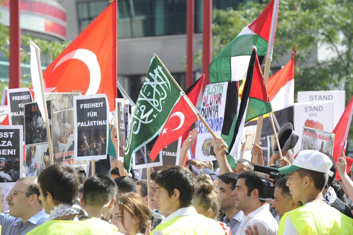 Die Union Europäisch Türkischer Demokraten (UETD) fungierte als Veranstalter des Protests, der sich gegen die Mitlitäraktion Israels im Gazastreifen richtete. Die UETD war es auch, die den türkischen Premier zum umstrittenen Besuch in Wien im Juni eingeladen hatte.