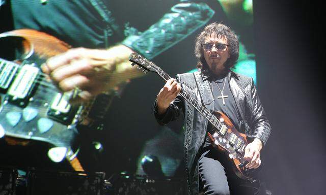 Nie ohne sein Kreuz: Gitarrist Tony Iommi vor seinem Bild auf der Videowand.