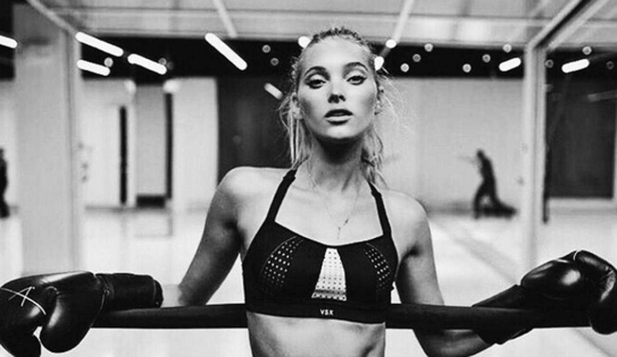 Victoria's Secret Model Elsa Hosk boxt um sich fit zu halten und macht gleichzeitig für die Sportkollektion des Unterwäscheriesen Werbung.