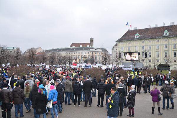 Mit Trillerpfeifen, Vuvuzelas und Megafonen machen die Demonstranten lautstark auf sich aufmerksam. Der eine oder andere dürfte sich bei den eisigen Temperaturen schon vorab mit einem Punsch aufgewärmt haben - die Stimmung ist teils aufgeheizt.