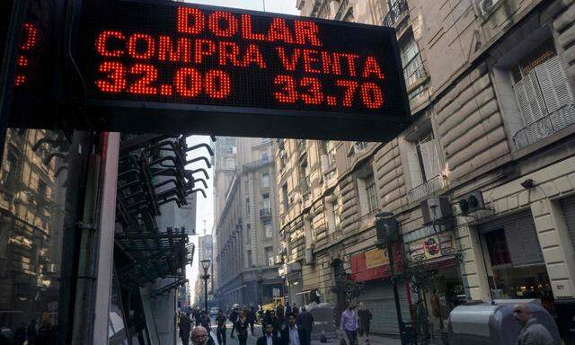 Hohe Schulden, hohe Inflation, abstürzender Peso: Argentinien steckt in einer veritablen Währungskrise.