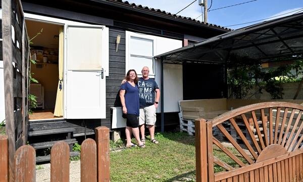 Karina und Markus Hansmann verbringen die heißen Monate in einer gepachteten Gartenparzelle.