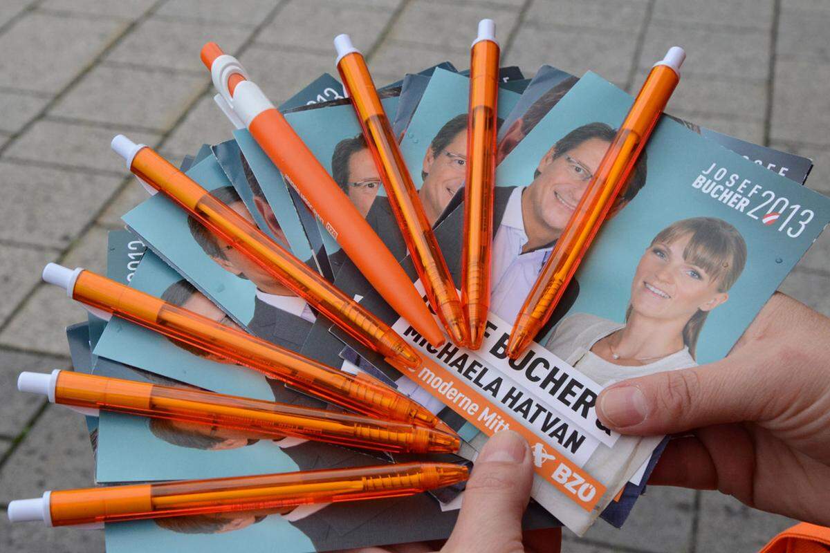 Anklang finden an diesem Nachmittag auch die orangen Werbebroschüren, die Buchers Team in Umlauf bringt. "Und darf's vielleicht noch ein Stift für das richtige Kreuzerl sein?"
