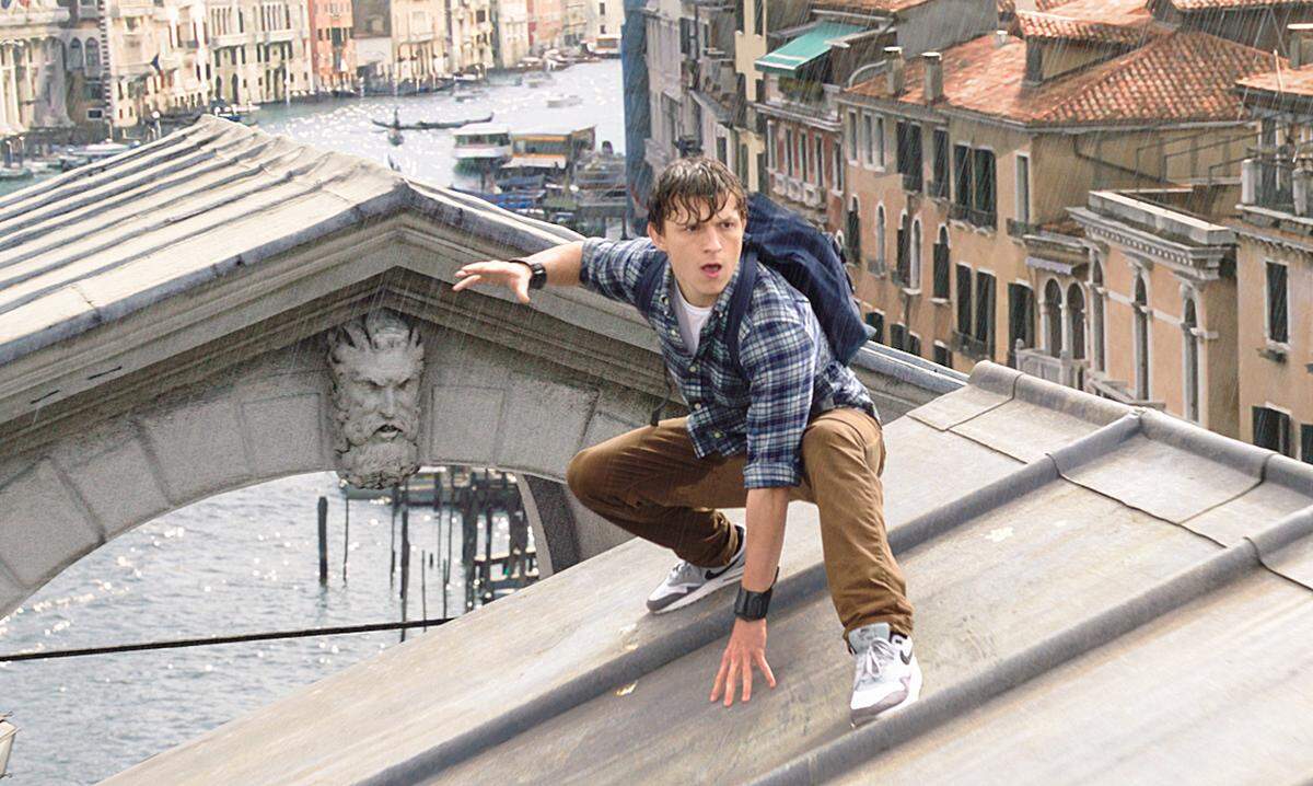 Filmstart: 5. Juli 2019  Peter Parker alias Spider-Man (Tom Holland) macht einen Schulausflug - nach Europa. Dort werden im Kampf gegen einen Bösewicht (Jake Gyllenhaal als Mysterio) allerlei historische Gebäude zerstört, etwa in Venedig. Erwachsene Begleitung: Nick Fury (Samuel L. Jackson). Wie beim ersten Teil dieser Spider-Man-Neuauflage führt Jon Watts Regie. 