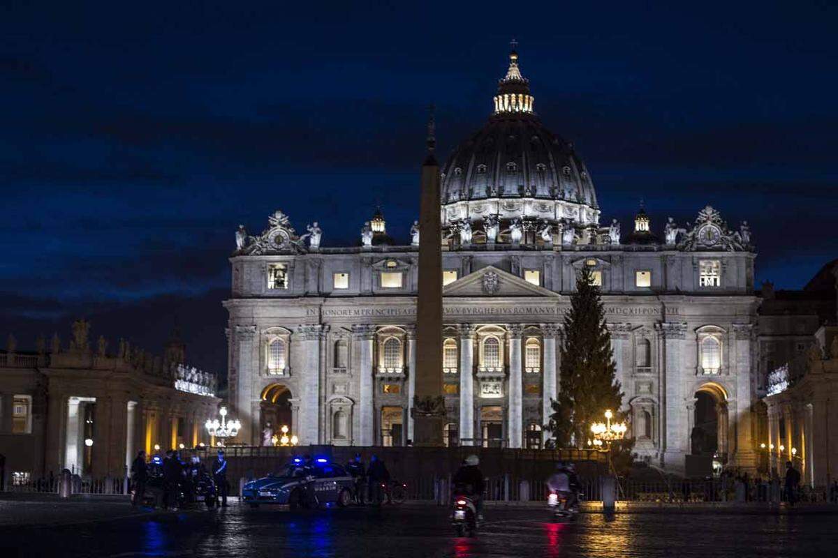 Mit einer Fläche von 15160 Quadratmetern gilt der Petersdom als eines der größten Kirchengebäude der Welt und fasst 20.000 Menschen. Mit circa 800 Säulen, 390 Riesenstatuen und 45 Altären kann man darin viel entdecken.
