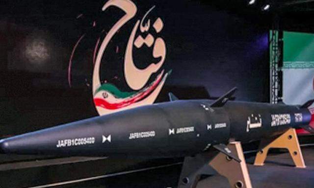 Ein von den Iranischen Revolutionsgarden veröffentlichtes Bild der am Dienstag vorgestellten Rakete „Fattah“.