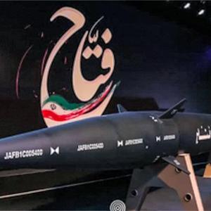 Ein von den Iranischen Revolutionsgarden veröffentlichtes Bild der am Dienstag vorgestellten Rakete „Fattah“.