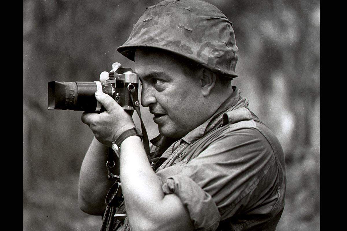 Faas wurde 1933 in Berlin geboren und dokumentierte ab 1956 das Zeitgeschehen. Die Nachrichtenagentur Associated Press schickte ihn zu den Brennpunkten in Kongo, in Algerien und 1962 nach Vietnam. Dort wurde er 1967 bei der Explosion einer Granate an den Beinen verletzt und entging nur knapp dem Tod. Zwei Jahre zuvor hatte er für seine Fotos aus Vietnam den Pulitzer-Preis erhalten.