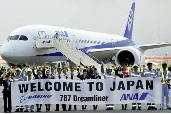Anfang August 2011 stellt Boeing erstmals die 787 einem Kunden vor - ab September geht der Dreamliner in Japan in die Luft.