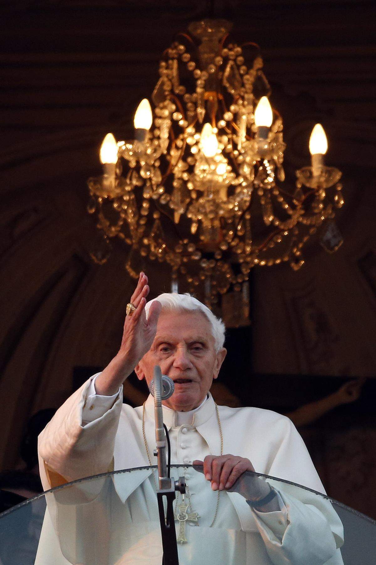 "Ab heute Abend bin ich einfach ein Pilger, der die letzten Etappe seiner Pilgerreise auf dieser Erde unternimmt", sagte der Heilige Vater den Gläubigen. Er sei glücklich, in Castel Gandolfo zu sein. "Danke für Eure Freundschaft und Eure Liebe", sagte Joseph Ratzinger.