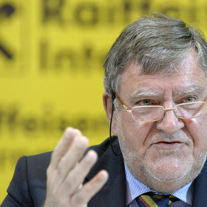 Raiffeisen Stolpert Banker ueber