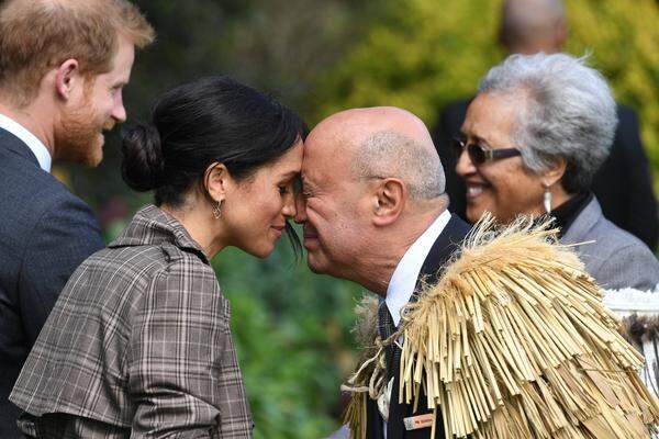 In der Residenz von Generalgouverneurin Patsy Reddy erwartete die beiden Royals anschließend eine traditionelle Maori-Willkommenszeremonie.