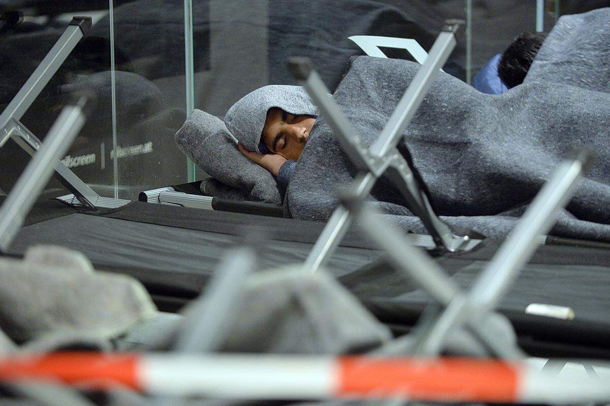Auf Feldbetten übernachteten Flüchtlinge in der Nacht zum Sonntag am Salzburger Hauptbahnhof.