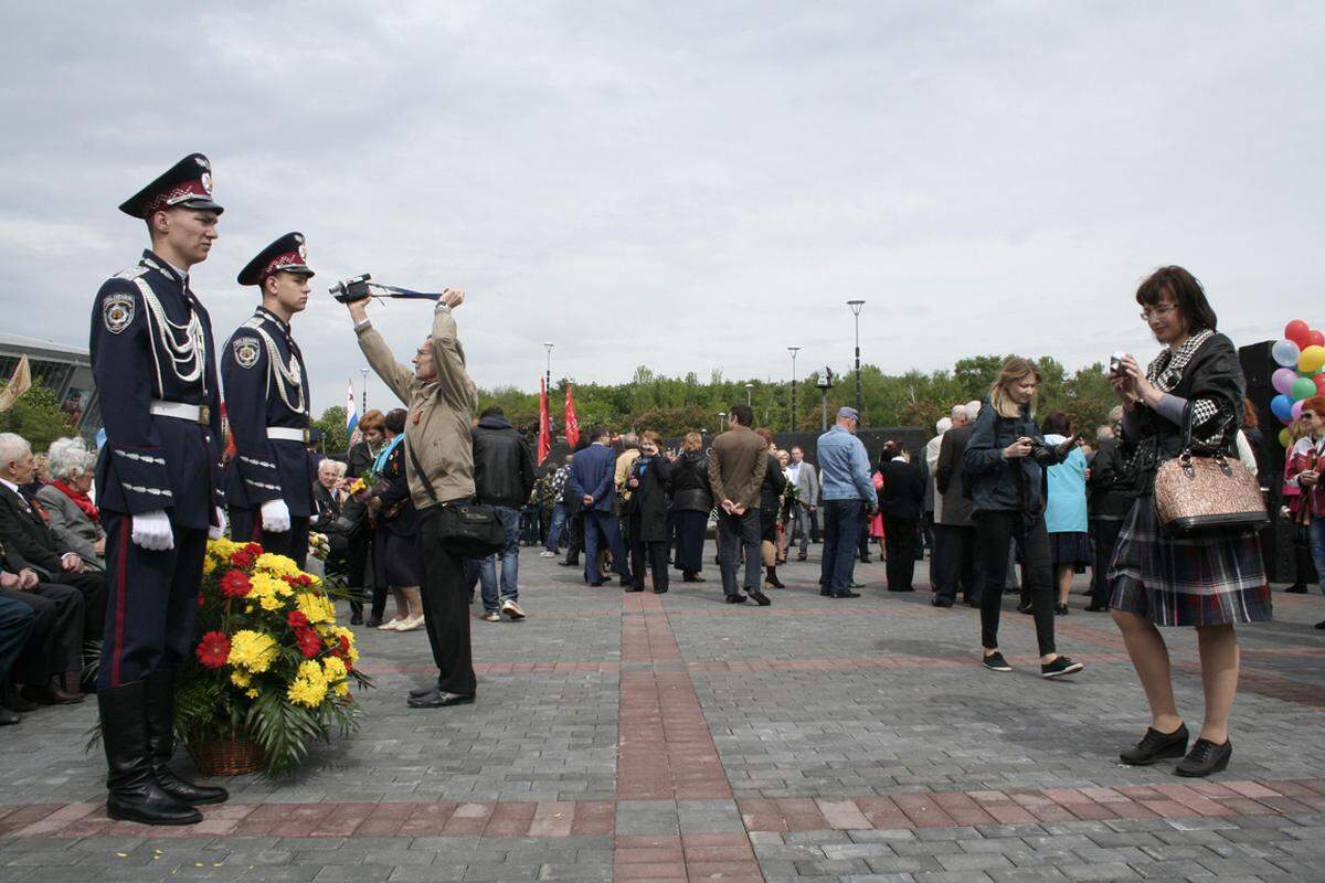 Kundgebung zum gedenken an das Ende des Zweiten Weltkriegs im Zentrum von Donezk. Die rund 1000 Teilnehmer skandieren "Donbass" und "Russland". Im Bild: Veteranen des Zweiten Weltkrieges.