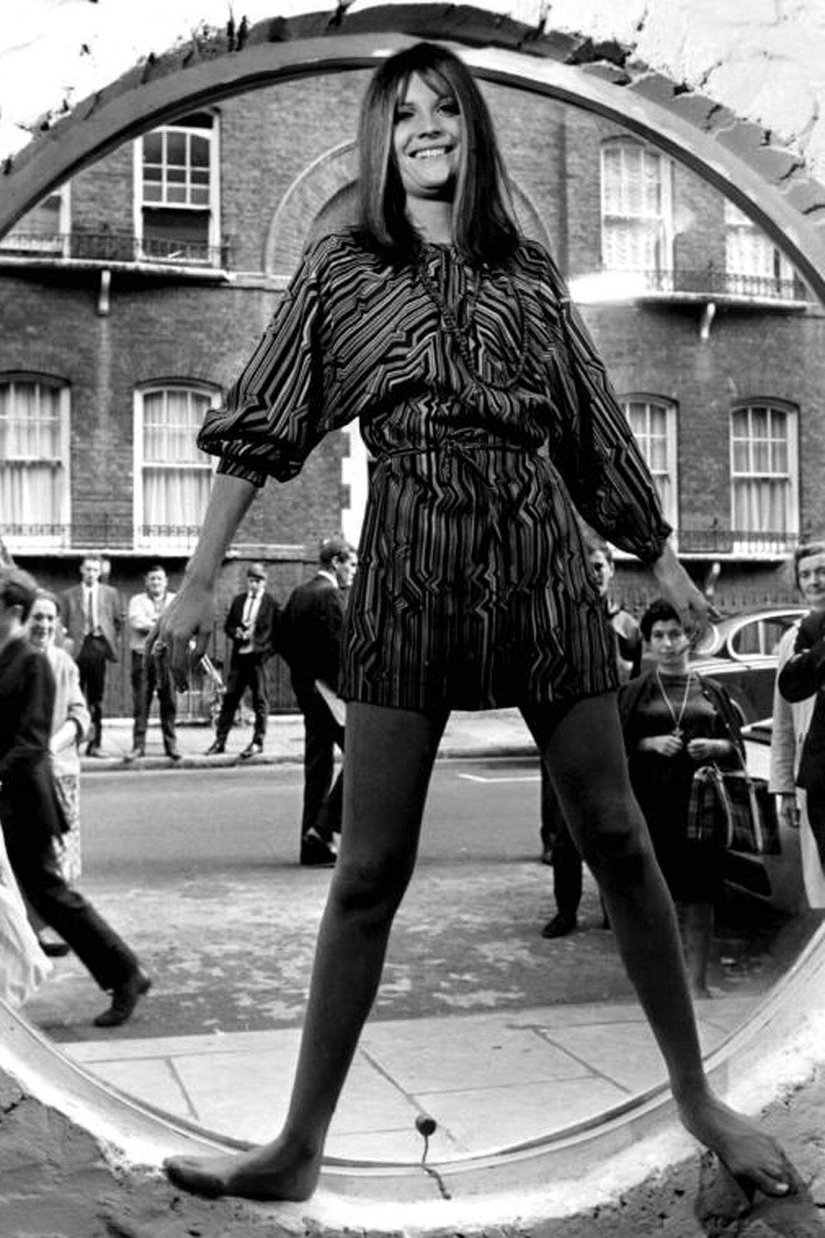 1967. Die britische Sängerin Sandie Shaw eröffnete 1967 – bitte, in Wien! – mit „Puppet on a String“ den Reigen der bloßfüßigen Champions. Die nackten Sohlen der Dänin Emmelie de Forest und der Schwedin Loreen folgten Jahre später.