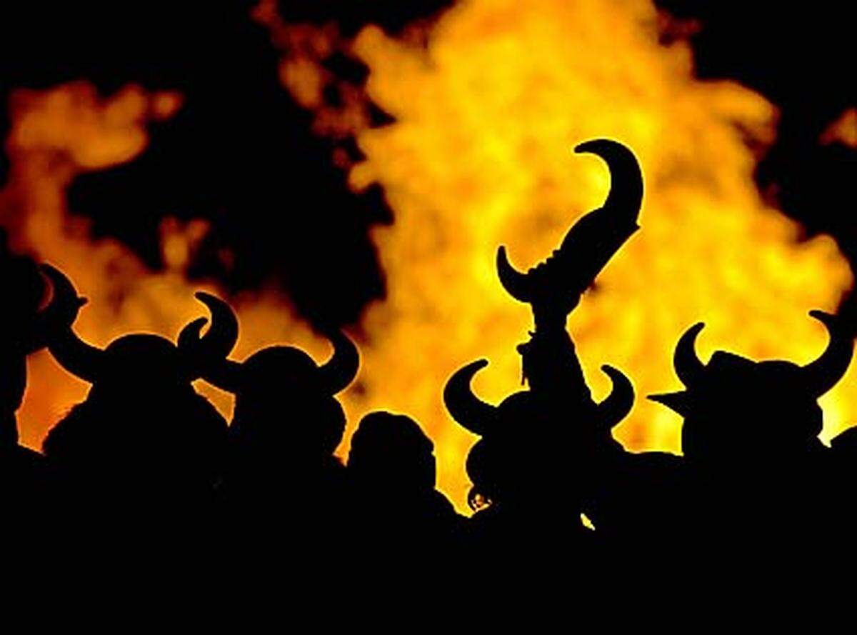 Gehörnte Helme, Streitäxte und hunderte Fackeln: Auf den Shetland Inseln feiern Nachkommen der Wikinger das jährliche Flammenfest Up Helly Aa.