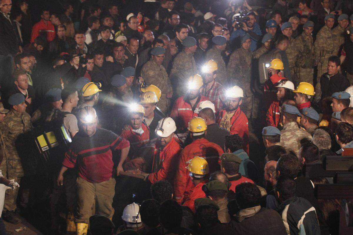 Das türkische Ministerium für Arbeit und soziale Sicherheit erklärte, die Grube sei zuletzt am 17. März auf Sicherheitsmängel untersucht worden und es habe keine Beanstandungen gegeben. Der Bergwerksbetreiber Soma Komur erklärte, der "tragische Unfall" habe sich "trotz höchster Sicherheitsmaßnahmen" zugetragen.