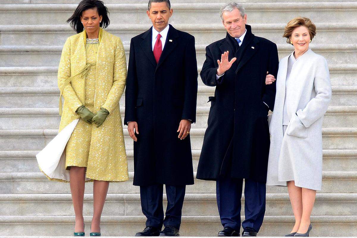 Abschiedsfoto des umstrittenen Präsidenten - an seiner Seite Gattin und Ex-First-Lady Laura Bush.