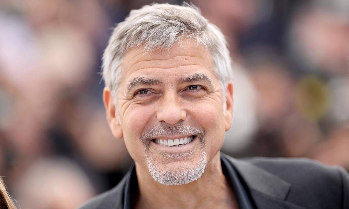 Mehr geht nicht: Hollywood-Liebling George Clooney hat laut dem US-Magazin „Forbes“ im vergangenen Jahr stolze 239 Millionen Dollar (etwa 207 Millionen Euro) verdient – und ist damit der derzeit bestverdienende Schauspieler der Welt. Den Großteil davon verdiente er allerdings durch den Verkauf seiner Tequila-Marke "Casamigos", die er vor ein paar Jahren gemeinsam mit zwei Partnern, darunter Cindy Crawfords Ehemann Rande Gerber, geschaffen hatte. Seinen letzten Auftritt in einem Hollywoodfilm hatte er übrigens 2016 in „Money Monster“.