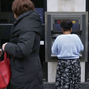 Eine der Gefahren: Skimming - eine Art des Datenklaus über manipulierte Geldautomaten. 