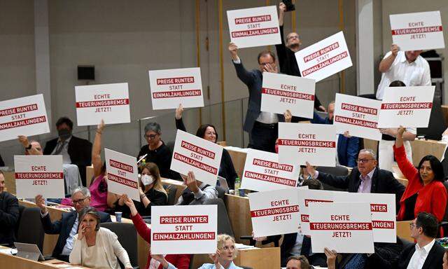 Schilder in den Reihen der SPÖ im Rahmen einer Sondersitzung des Nationalrates im Parlamentsausweichquartier in der Wiener Hofburg am Donnerstag, 23. Juni 2022