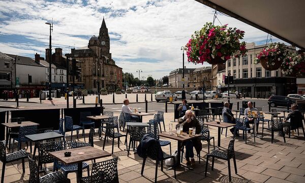 Ein Gastgarten eines Pubs in Rochdale bei Manchester.