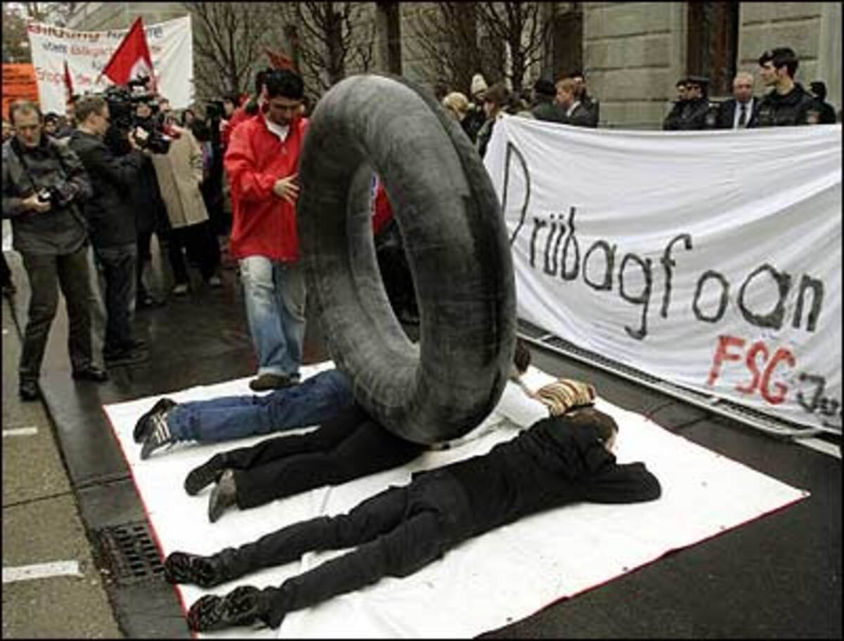 Vor zahlreichen Journalisten führten die Studenten auch gleich vor, wie sie sich nach den Regierungsverhandlungen fühlen: über drei am Boden liegenden Jugendlichen wurde ein großer Gummireifen gerollt.