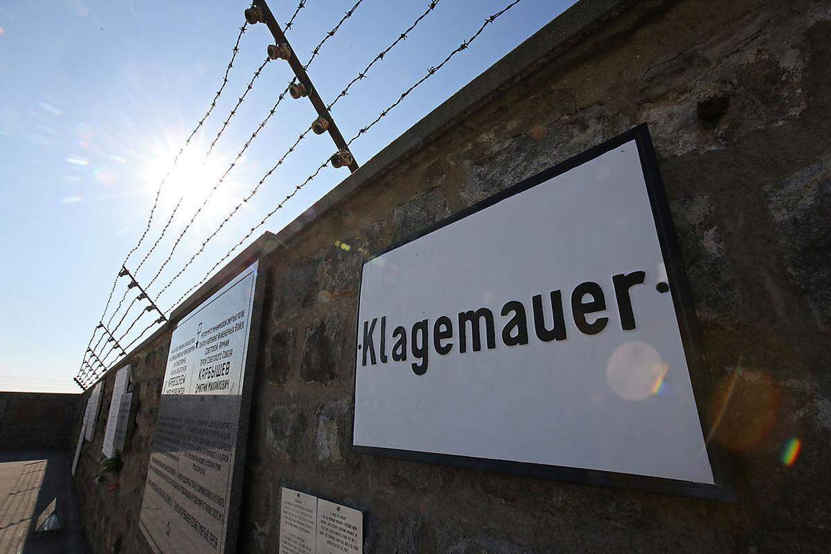 Nach dem „Anschluss“ Österreichs an das Deutsche Reich im März 1938 verloren die Nationalsozialisten wenig Zeit: Bereits im April begann die SS Verhandlungen wegen des Erwerbs von Grundstücken in Mauthausen. Am 8. August trafen die ersten Gefangenen aus dem KZ Dachau ein.