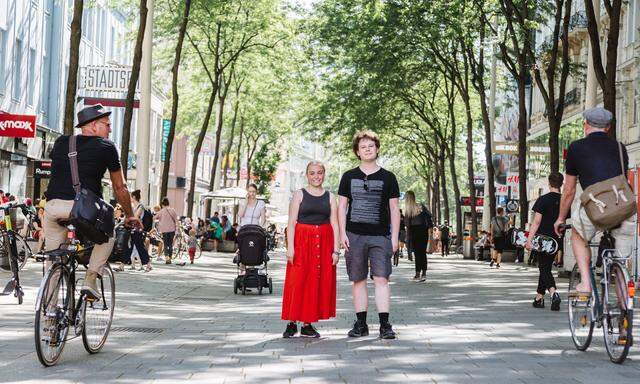 Clara Wrbka (15) und Leander Scholz (20) auf der – autofreien – Fußgängerzone in der Mariahilfer Straße: Ein eigenes Auto zu besitzen ist für die Schülerin und den Studenten nicht erstrebenswert.