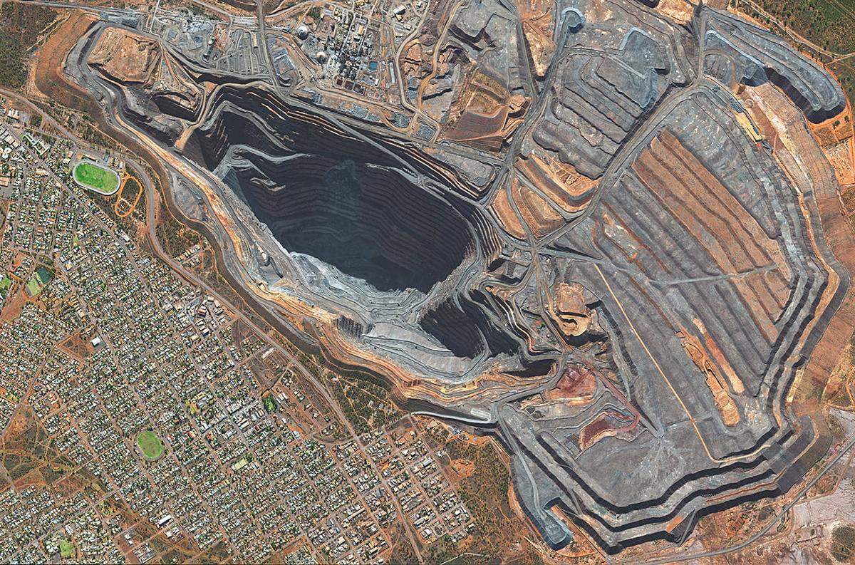 Die im Jahr 1893 eröffnete Goldmine bei Kalgoorlie ist eine der bekanntesten Minen Australiens und war bis 2016 auch der größte Tagebau des Kontinents, weshalb sie auch den Namen Super Pit trägt. Um eine jährliche Förderleis­tung von etwa 28 Tonnen oder 1,5 Kubikmeter Gold zu erzielen, müssen hier jedes Jahr 15 Millionen Tonnen Ge­stein aus dem Felsen gesprengt und aufbereitet werden.